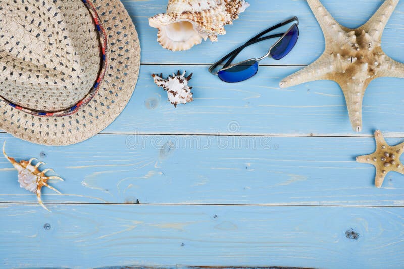 Choses de concept de vacances d'été au-dessus de fond en bois texturisé bleu tropical photographie stock libre de droits Choses de concept de vacances d'été au-dessus de fond en bois texturisé bleu tropical photographie stock libre de droits
