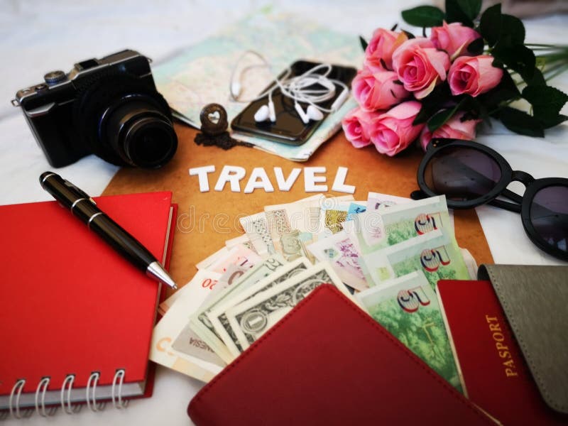 Choses pour emballer pour votre prochaine destination de voyage votre passeport, cam?ra, instrument ?lectronique, devise, lunette photo libre de droits Choses pour emballer pour votre prochaine destination de voyage votre passeport, cam?ra, instrument ?lectronique, devise, lunette photo libre de droits