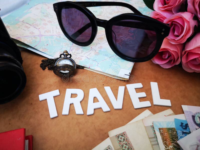 Choses pour emballer pour votre prochaine destination de voyage votre passeport, cam?ra, instrument ?lectronique, devise, lunette images stock Choses pour emballer pour votre prochaine destination de voyage votre passeport, cam?ra, instrument ?lectronique, devise, lunette images stock