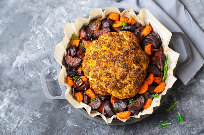Chou Fleur Roti Entier Avec Des Legumes Diner Sain De Vegan Photo