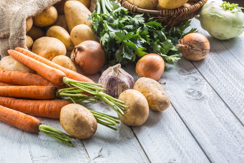 Chou-rave et ail de céleri de carotte d'oignon de pommes de terre image libre de droits Chou-rave et ail de céleri de carotte d'oignon de pommes de terre image libre de droits