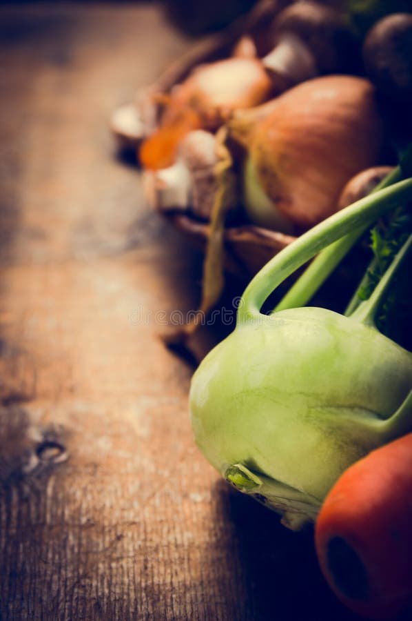 Chou-rave et légumes frais pour le vegan faisant cuire sur le fond en bois rustique images libres de droits