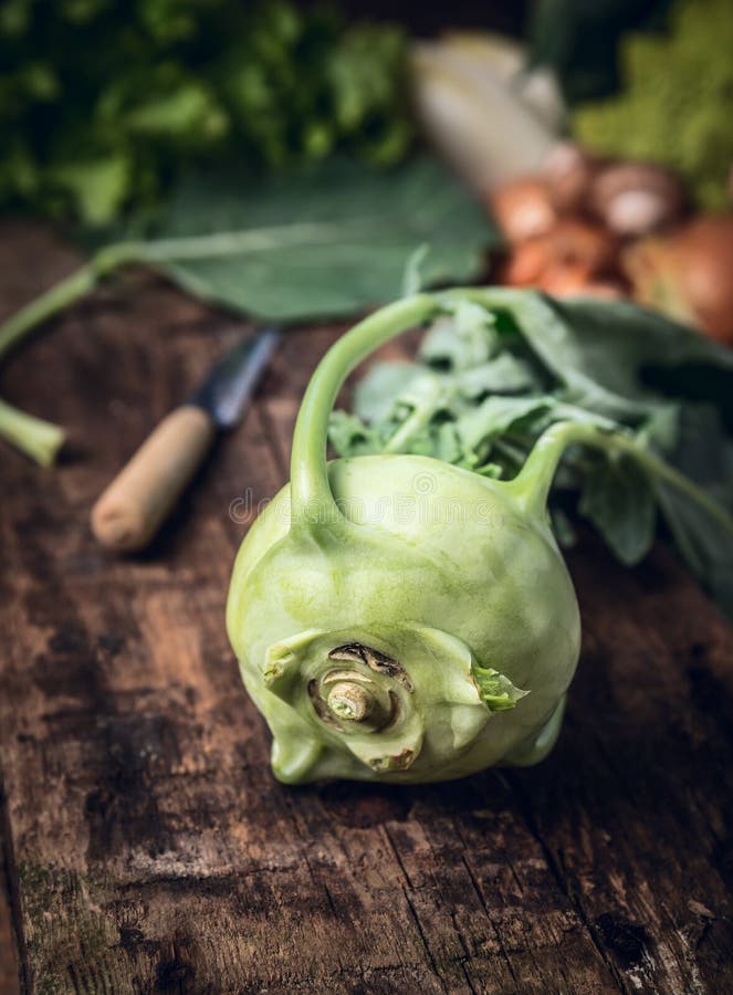 Chou-rave frais de jardin sur la table en bois rustique, scène de cuisine photos stock