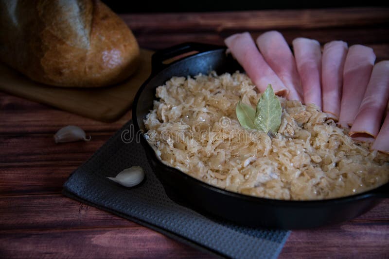 Choucroute braisée faite maison dans une poêle image libre de droits Choucroute braisée faite maison dans une poêle image libre de droits