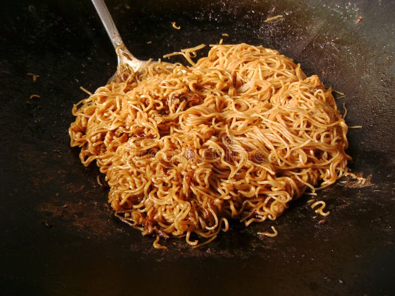 Chow Mein σε Wok στοκ εικόνες με δικαίωμα ελεύθερης χρήσης
