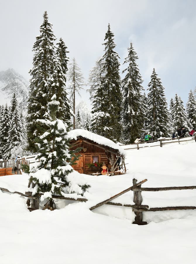 Choza alpina en invierno en las montañas Paisaje del invierno en un bosque cerca del lago Antholz Anterselva, el Tirol del sur imágenes de archivo libres de regalías Choza alpina en invierno en las montañas Paisaje del invierno en un bosque cerca del lago Antholz Anterselva, el Tirol del sur imágenes de archivo libres de regalías