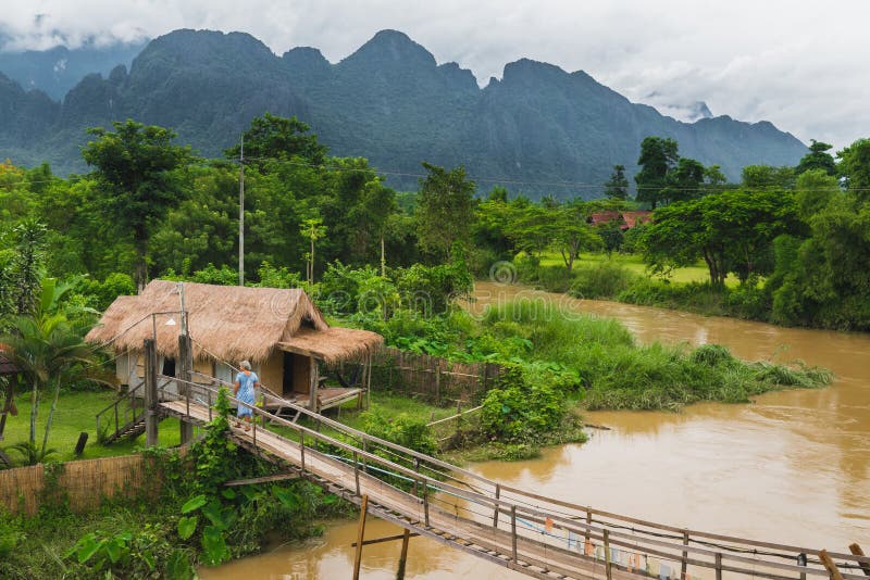 Choza del pueblo cerca del río en el vangvieng Laos imagen de archivo Choza del pueblo cerca del río en el vangvieng Laos imagen de archivo
