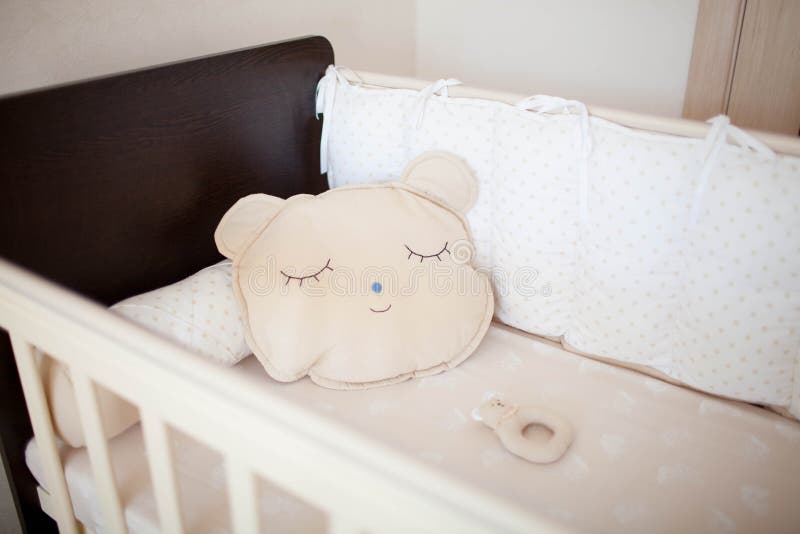Choza hermosa con las almohadas imágenes de archivo libres de regalías Choza hermosa con las almohadas imágenes de archivo libres de regalías
