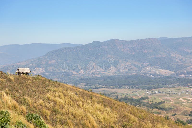 Choza vieja en cuesta la montaña para cultivar en Khao Kho, provincia de Phetchabun, Tailandia imagenes de archivo Choza vieja en cuesta la montaña para cultivar en Khao Kho, provincia de Phetchabun, Tailandia imagenes de archivo