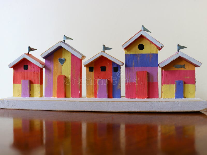 Chozas de madera miniatura coloridas de la playa fotografía de archivo libre de regalías Chozas de madera miniatura coloridas de la playa fotografía de archivo libre de regalías