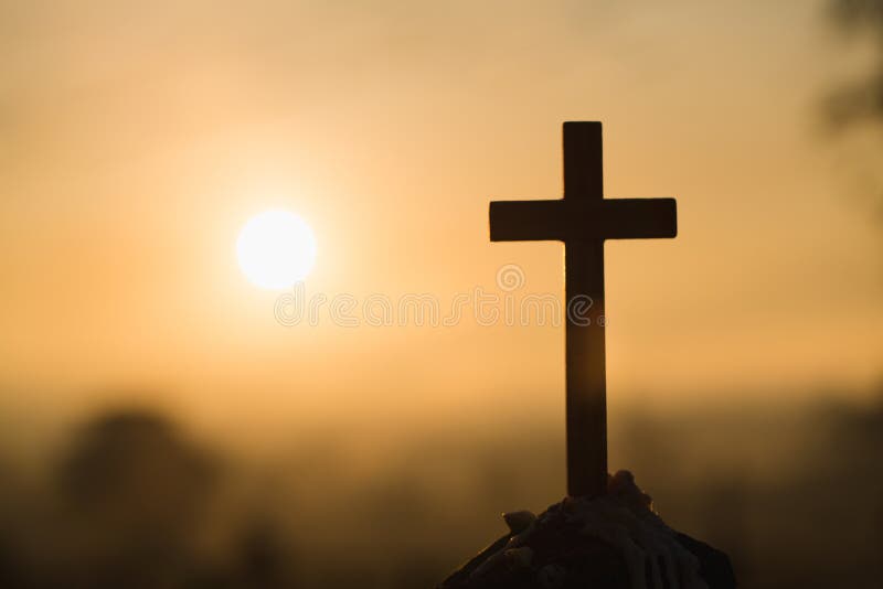 Christ przecinający Jesus Wielkanoc, wskrzeszania pojęcie Chrześcijański drewniany krzyż na tle z dramatycznym oświetleniem obrazy stock