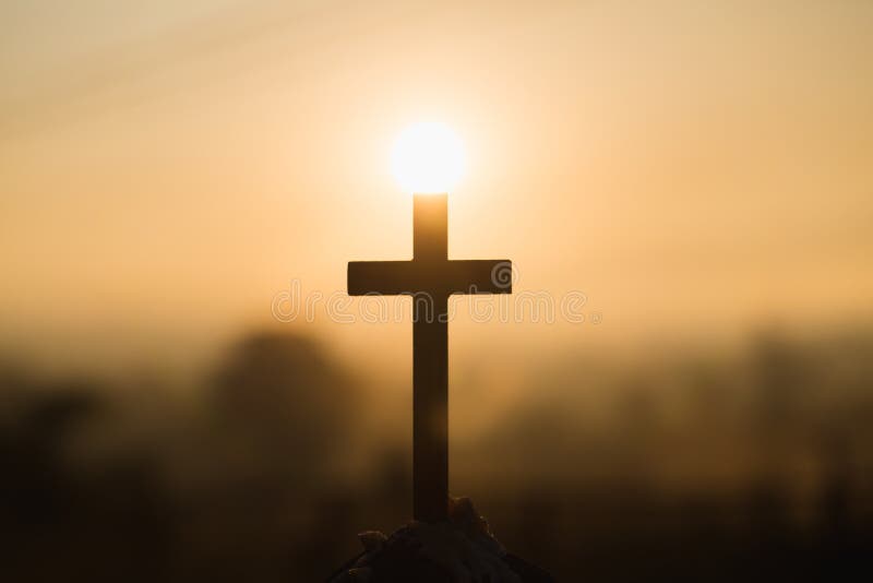 Christelijk houten kruis op een achtergrond met dramatische verlichting, Jesus Christ-kruis, Pasen, verrijzenisconcept Christendo