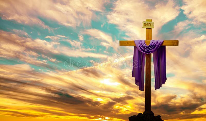 Christelijk kruis over heldere zonsondergangachtergrond