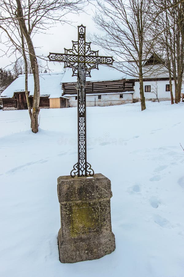 Christelijk sierkruisbeeld met zilveren beeldhouwwerk van Jesus Christ op steenvoetstuk royalty-vrije stock afbeelding Christelijk sierkruisbeeld met zilveren beeldhouwwerk van Jesus Christ op steenvoetstuk royalty-vrije stock afbeelding