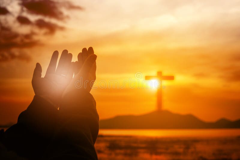 Christelijke vrouw het bidden verering bij zonsondergang Handen in gebed worden gevouwen dat vereringsgod met christelijke concep
