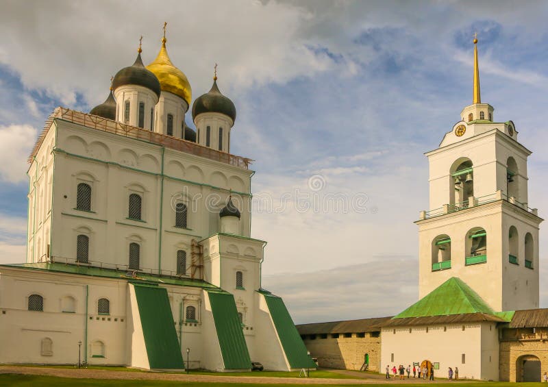 Christian Orthodox Holy Trinity Cathedral y campanario en julio de 2016 Pskov Rusia fotos de archivo libres de regalías Christian Orthodox Holy Trinity Cathedral y campanario en julio de 2016 Pskov Rusia fotos de archivo libres de regalías