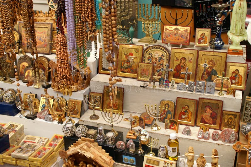 Cristiano simbolos cruz,, icono en Jerusalén viejo la ciudad salida El mercado antes.