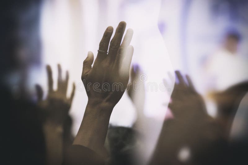 Christian Worship mit der angehobenen Hand froh im Ruhm und in der Liebe