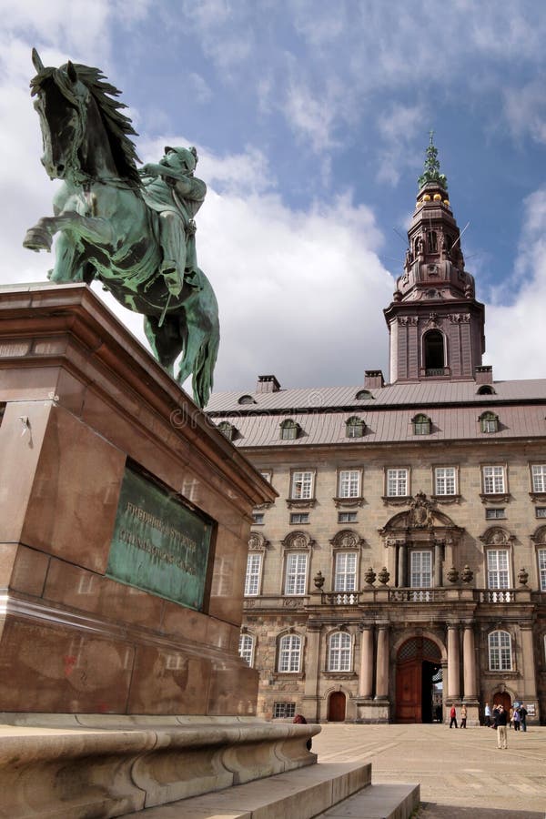 Christiansborg kasztel z equestrian statuą fotografia royalty free