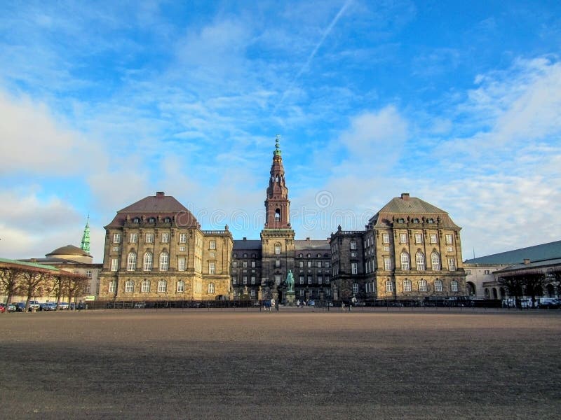 Christiansborg-Palast und Regierungsgebäude auf der kleinen Insel von Slotsholmen in zentralem Kopenhagen, Dänemark lizenzfreies stockfoto Christiansborg-Palast und Regierungsgebäude auf der kleinen Insel von Slotsholmen in zentralem Kopenhagen, Dänemark lizenzfreies stockfoto