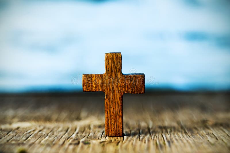 Christliches Kreuz auf einer Holzoberfläche stockfotos Christliches Kreuz auf einer Holzoberfläche stockfotos