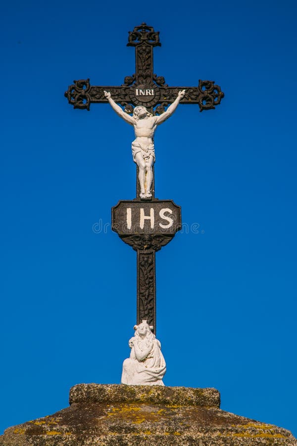 Christliches schwarzes Eisenkruzifix mit weißer Skulptur von Jesus Christ-Kreuzigung stockbild Christliches schwarzes Eisenkruzifix mit weißer Skulptur von Jesus Christ-Kreuzigung stockbild