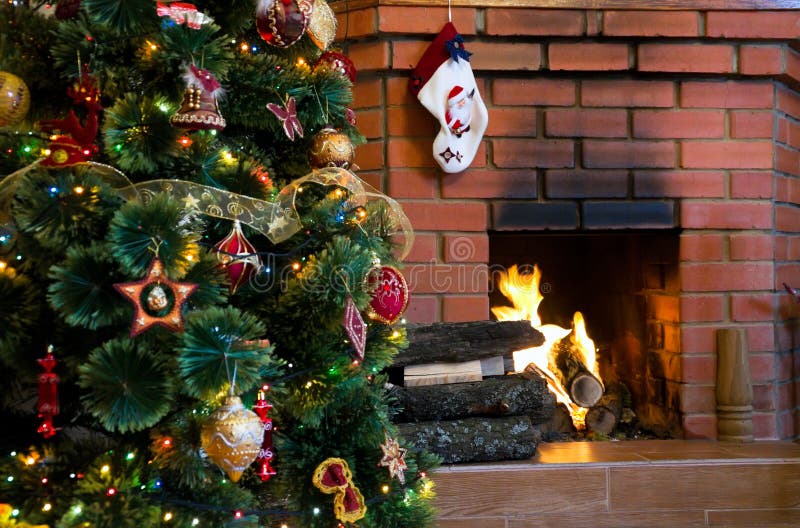 Accogliente Natale in una casa di camino.