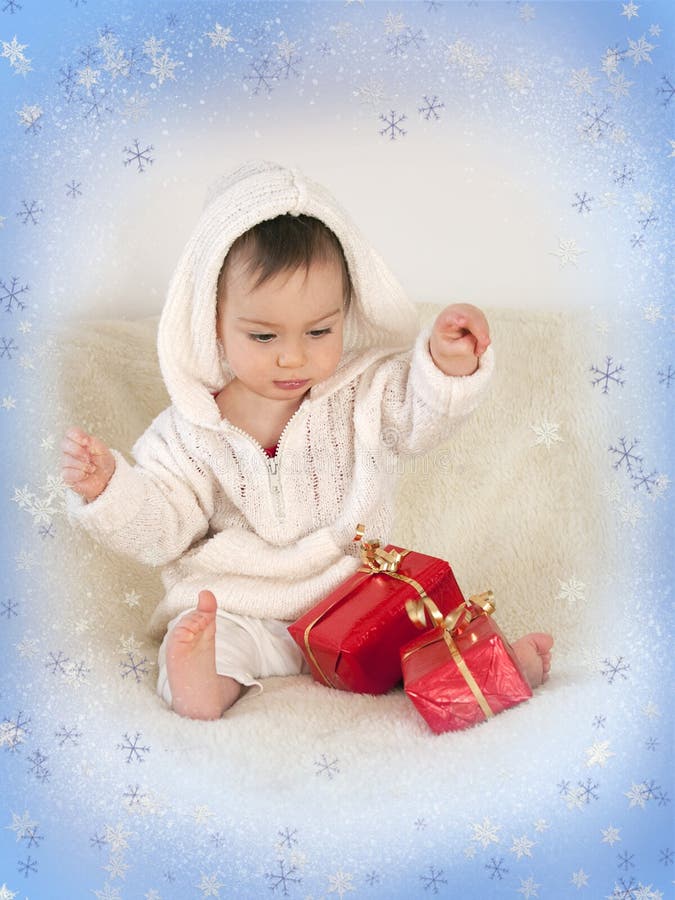 Ritratto di un servizio di baby sitting su pelle di pecora esplorare confezione regalo avvolto in carta rossa.