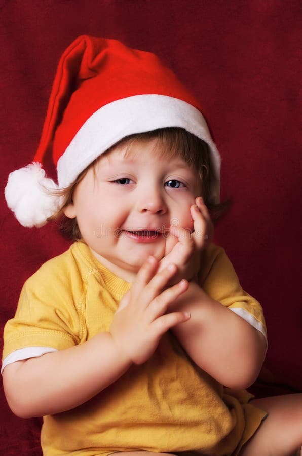 Ritratto di sorridente bambino in cappello di natale.