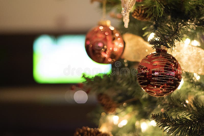 Esfera ornamento sobre el árbol de navidad borroso.