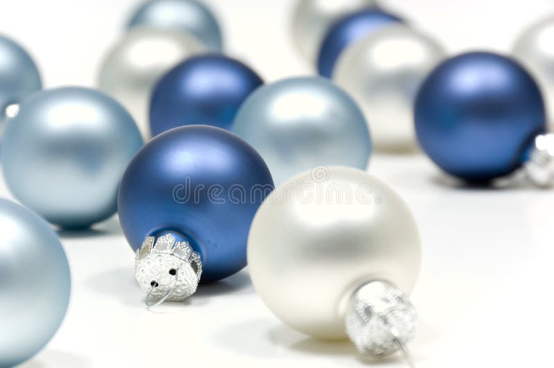 Blu un argento sfera su bianco concentrarsi sul blu sfera sul d'oro medio.