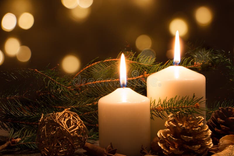 Vánoční svíčky a ozdoby přes tmavé pozadí se světly.