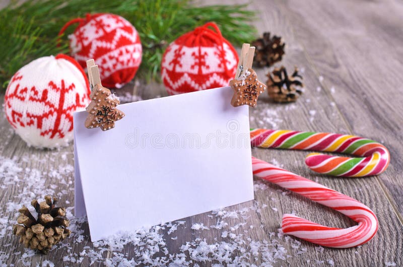 Composizione decorazioni, pino coni, da abete alberi un artificiale la neve.