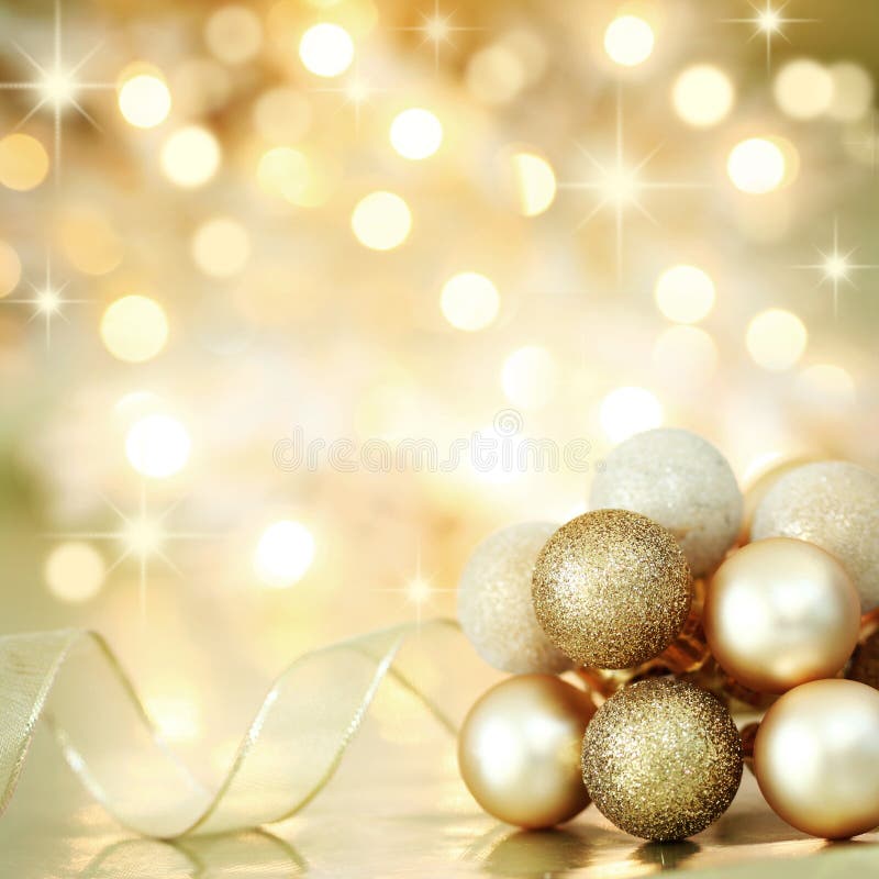 L'oro di Natale, palline di natale e il nastro su sfondo sfocato golden luci.