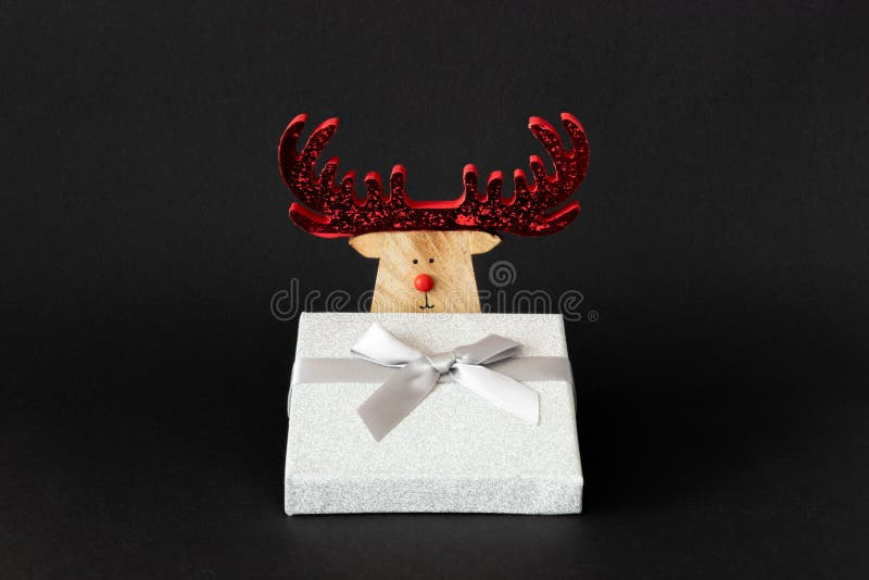 Christmas decoration reindeer with silver gift box on a black ba royalty free stock image Christmas decoration reindeer with silver gift box on a black ba royalty free stock image