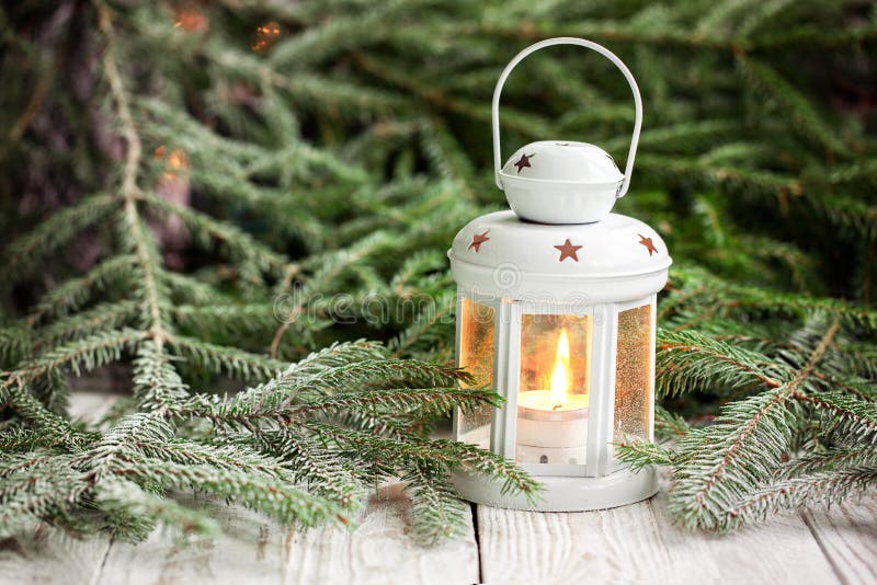 Trang trí giáng sinh với đèn lồng trắng trên cây tùng sẽ mang đến cho ngôi nhà của bạn một vẻ đẹp truyền thống và hết sức tinh tế. Với ánh sáng nhẹ nhàng và màu trắng tinh khiết, chúng sẽ làm cho cây tùng của bạn trở nên lung linh và đáng yêu hơn bao giờ hết.
