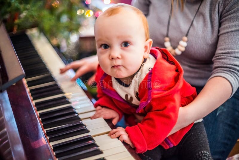 Vigilia festa un bambino ragazzo pianoforte il suo madre.