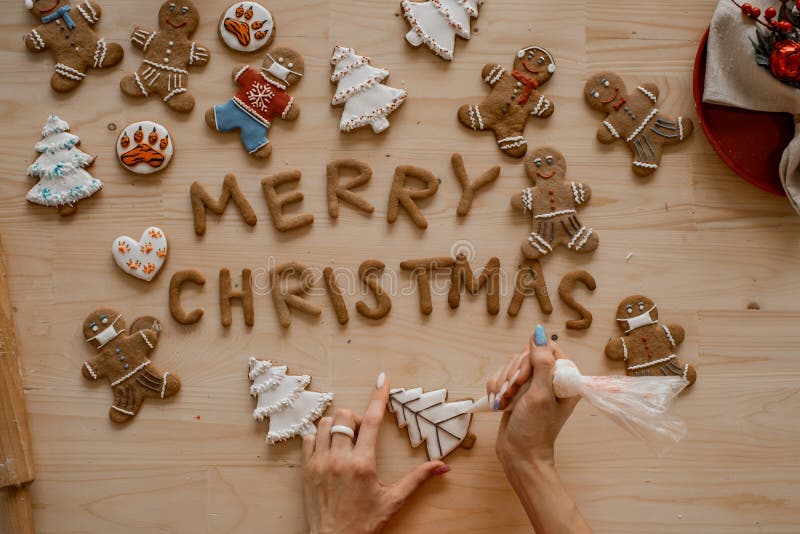 Christmas ginger gingerbröd och cookie-brev på baksidan av trä. feststämning. översta vyn royaltyfria foton