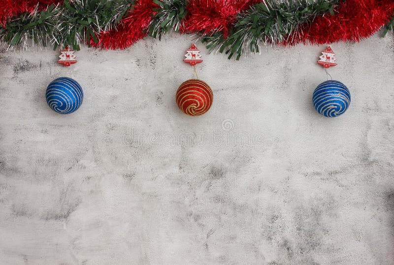 Hình nền Giáng sinh xám với đồ trang trí màu đỏ và xanh lam lớn sẽ khiến bạn ngất ngây trước vẻ đẹp lung linh, rực rỡ. Cùng khám phá không gian trang trí tuyệt đẹp, đầy phong cách và thú vị cho mùa lễ hội đang đến gần.