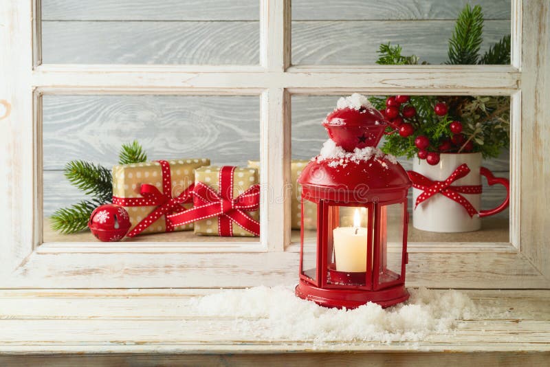 Hình ảnh đèn lồng và hộp quà sẽ đem đến cho bạn cảm giác ngày lễ hội hoàn hảo và đầy ý nghĩa. Hãy cùng xem những món quà bao gói bằng giấy phong cách Giáng Sinh cùng với những đèn lồng rực rỡ, đưa bạn đến với một không gian mùa lễ hội đẹp như trong truyện cổ tích.