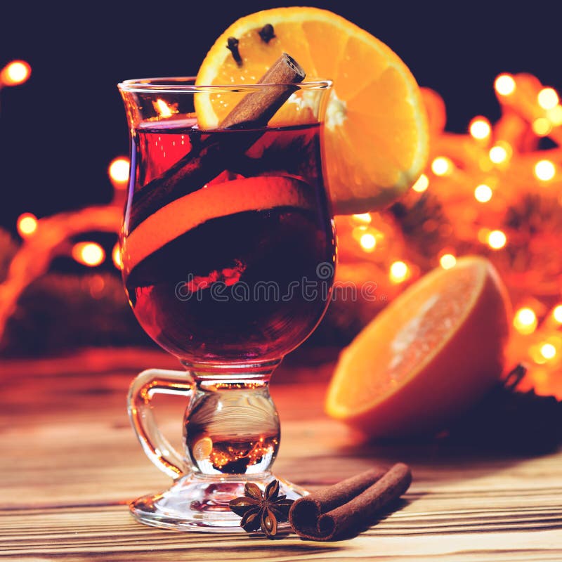 Christmas hot mulled wine in a glass with spices, anise, slice o royalty free stock photography Christmas hot mulled wine in a glass with spices, anise, slice o royalty free stock photography