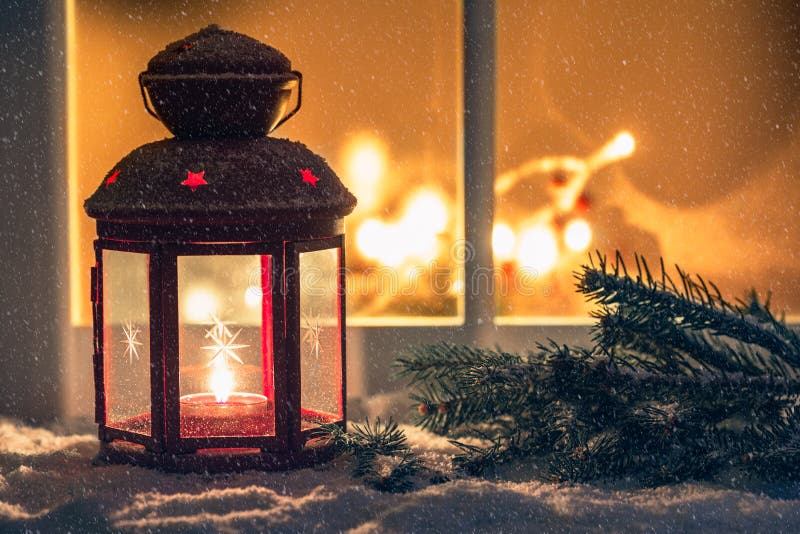 Đèn lồng Giáng Sinh sáng trên cửa sổ phía sau mang đến một khung cảnh thật đẹp, ấm áp và mơ mộng. Bạn sẽ được ngắm nhìn những chiếc đèn lồng tuyệt đẹp làm dịu đi những giây phút cuồng nhiệt trong cuộc sống. Hãy để lòng mình được nghỉ ngơi, thư giãn và tận hưởng những khoảnh khắc tuyệt vời mà bức ảnh mang đến!
