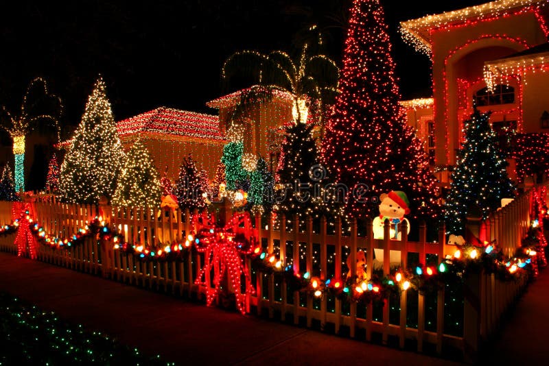 Helle Weihnachtsbeleuchtung am Haus und Landschaft.