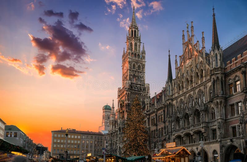 Christmas market and tree at the Marienplatz in Munich, Germany stock photography Christmas market and tree at the Marienplatz in Munich, Germany stock photography