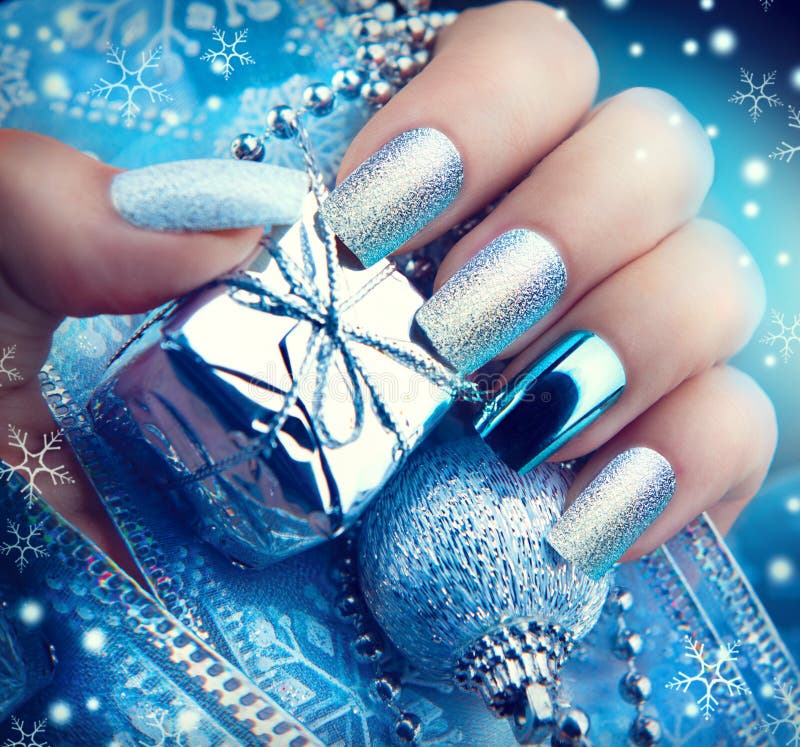 CHRISTMAS NAIL ART: Graphic Blue & White Snowflake Nails - Prairie Beauty