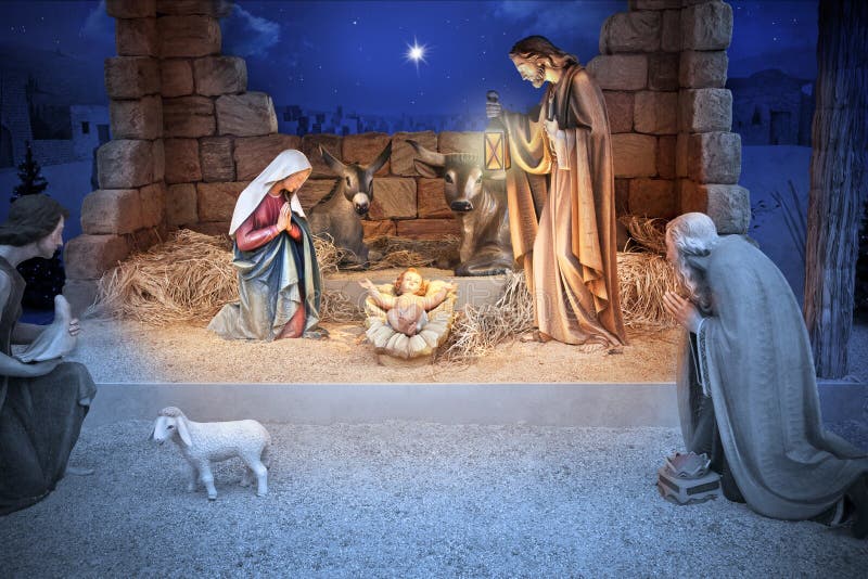 Una scena del presepe in una stalla, con Gesù bambino in una mangiatoia, Maria e Giuseppe.