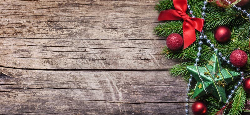 Trang trí Giáng sinh và năm mới trên gỗ cổ điển: Bạn yêu thích những thiết kế đơn giản nhưng tinh tế và đầy cổ điển, hãy cùng xem những hình ảnh về trang trí Giáng sinh và năm mới trên gỗ cổ điển. Những hình ảnh này sẽ giúp bạn tạo ra không gian ấm cúng và đẹp mắt hơn trong các dịp lễ này.