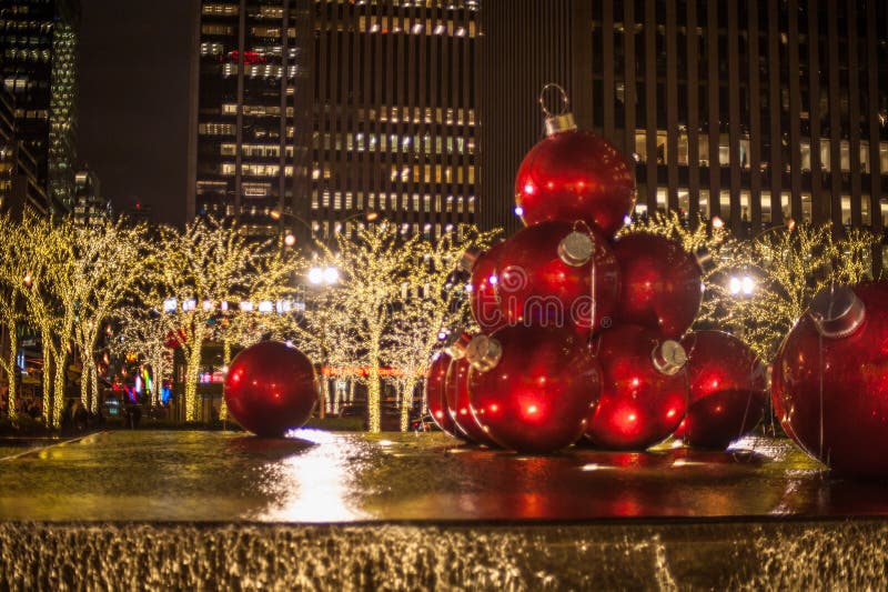 New York Christmas - Vào mùa Giáng Sinh, thành phố New York trở thành một đích thú vị với hàng triệu đèn LED lung linh hòa quyện với sắc màu đỏ và xanh lá cây của các cây thông Noel. Hình ảnh này sẽ đưa bạn đến một đêm Giáng Sinh tuyệt đẹp tại thành phố này.