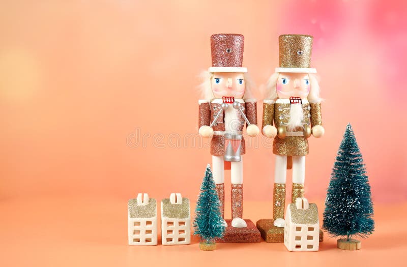 12 Luxury Christmas Crackers RSW Nutcracker Soldier & Christmas Tree Design 