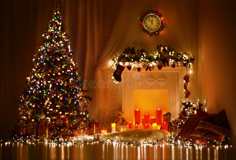 Weihnachts-Zimmer-Interieur-Design, Weihnachtsbaum, Geschmückt Mit Lichter, Geschenke, Geschenke, Spielzeug, Kerzen Und Girlanden-Beleuchtung Im Innenbereich Kamin.